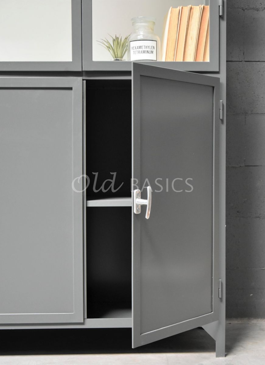 Detail van Apothekerskast Demi, 6 deuren, RAL7043, grijs, materiaal staal